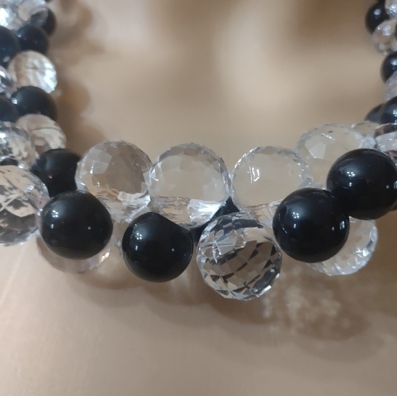 Women's black and clear beaded necklace - Picture 4 of 5